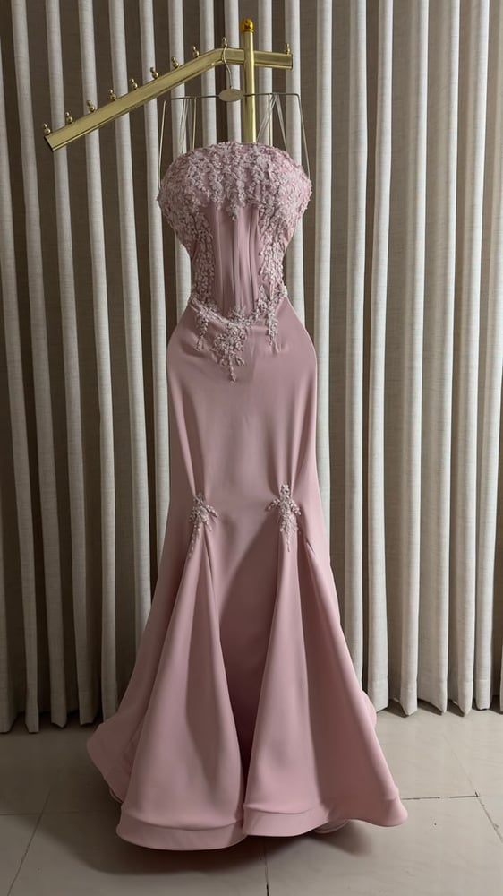 فستان باربي وردي كورسيه مطرز