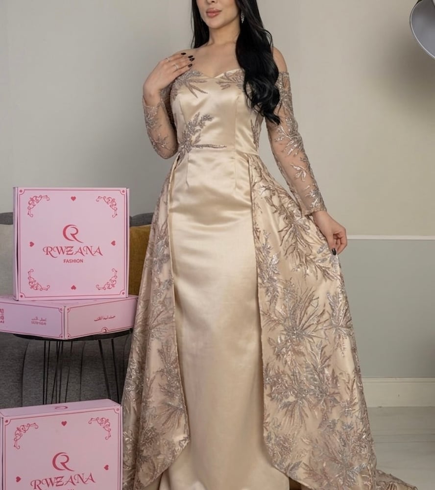 فستان سهرة "ساتان" بقطعة خلفية مطرزة