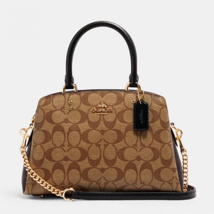 حقيبة "ليلي كاريال Lillie Carryall" بتصميم صغير مزين بنقشة ماركة كوتش و مزودة بحزام سلسلة