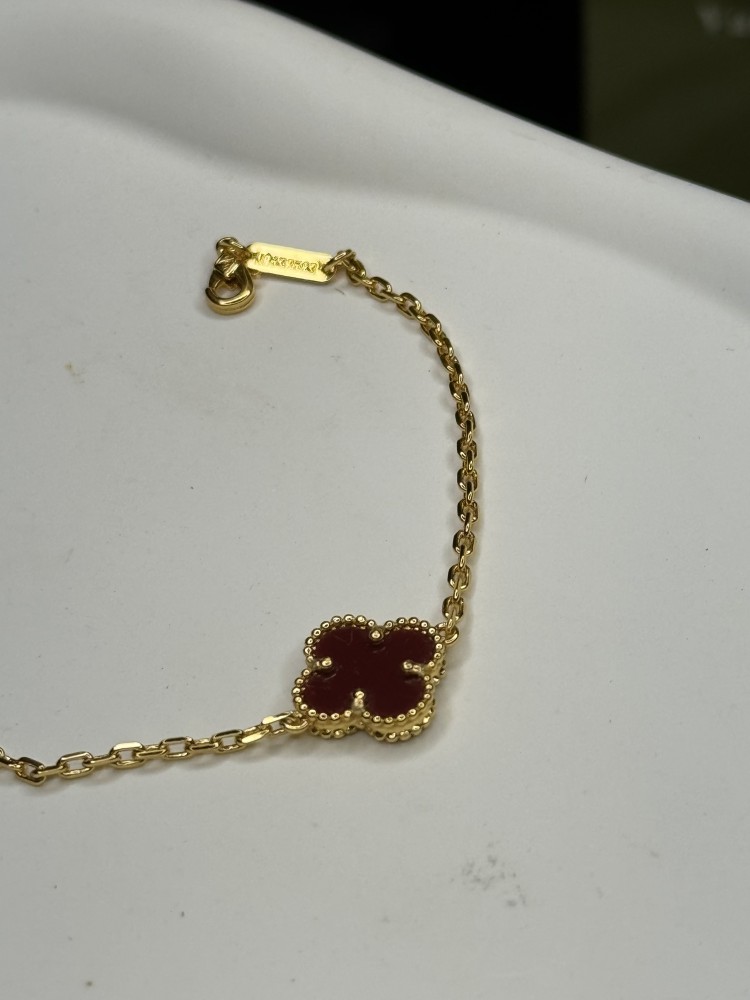اللون عودي Van Cleef & Arpels