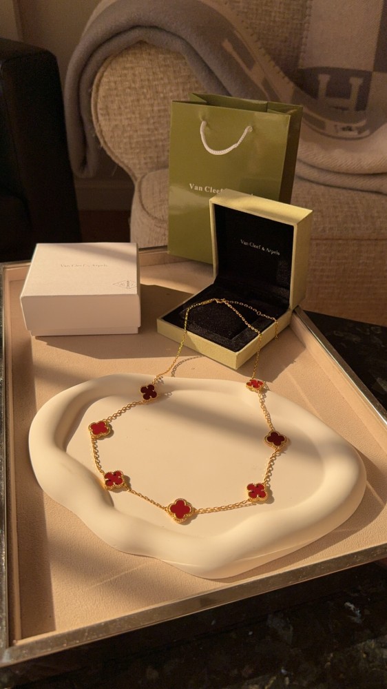 عقد Van Cleef & Arpels