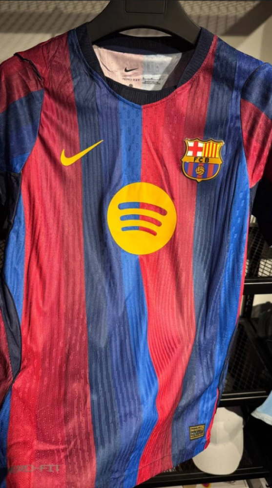 تيشيرت برشلونة الأساسي