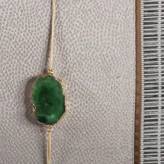 كوشن رمادي مزين بقطعة عقيق اخضر