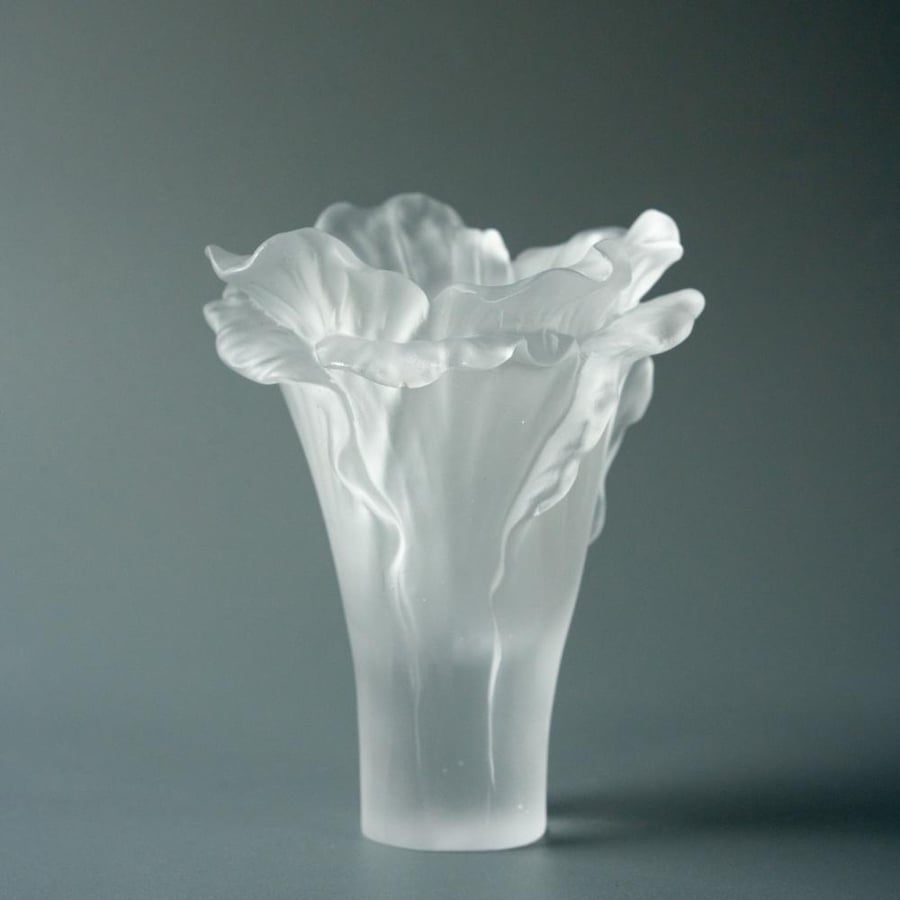 فازة كرستال صغيرة (أبيض) - Small Crystal Vase (White)