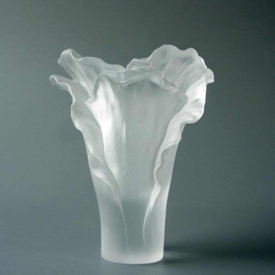 فازة كرستال صغيرة (أبيض) - Small Crystal Vase (White)