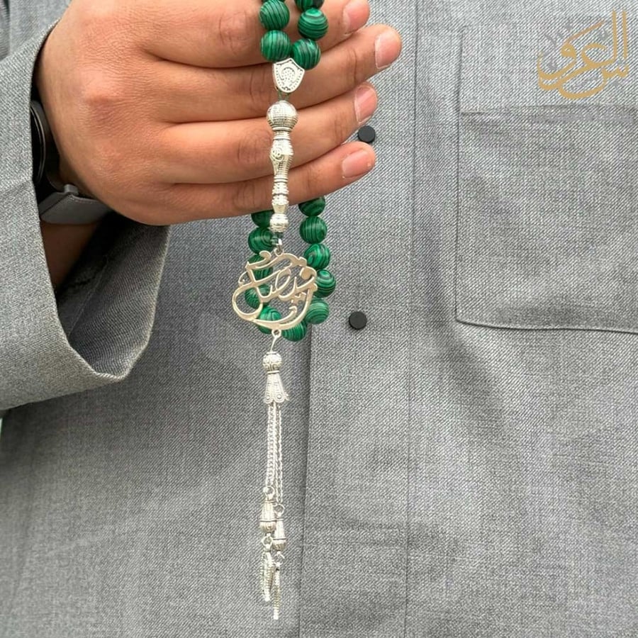 سبحة رجالية مخصصة بالاسم ممسوكة باليد بخرز عقيق برازيلي