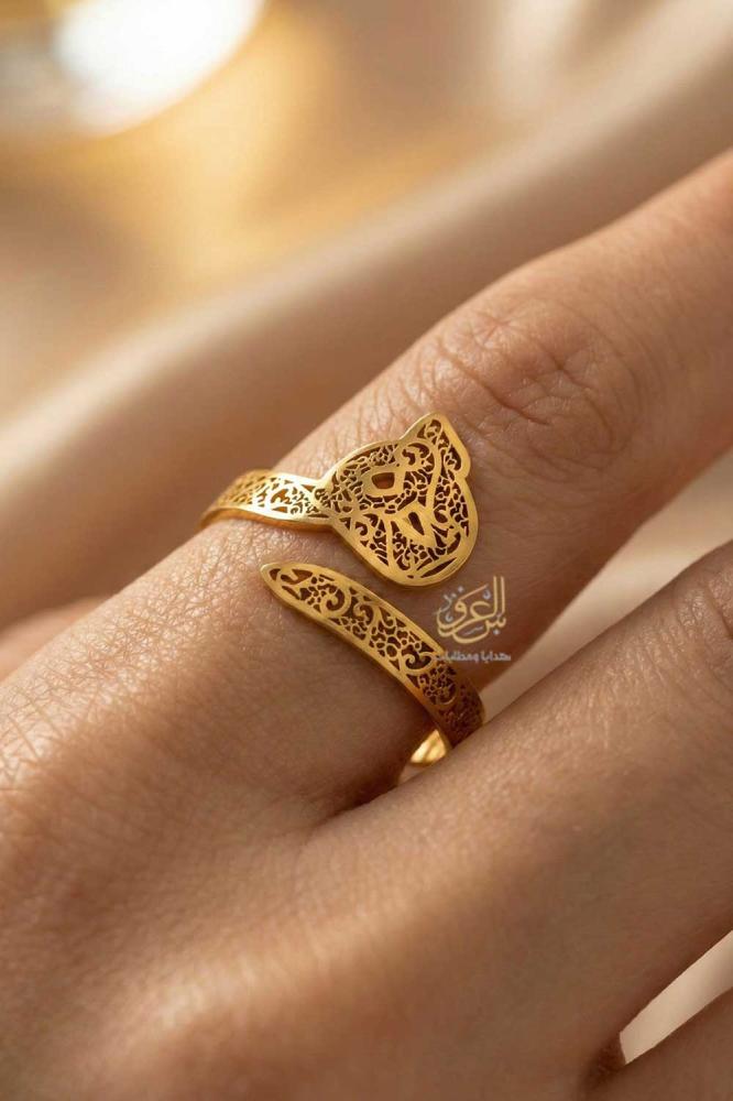 خاتم ذهبي بحرف هـ عربي بتصميم مفرغ أنيق