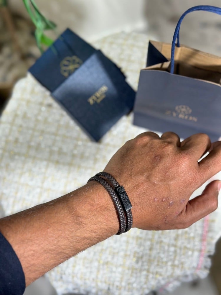 اسوره رجاليه من زايروس مع باقة ورد