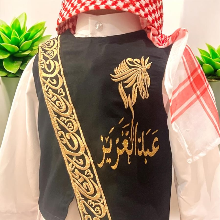 السديري مع كتابه الاسم