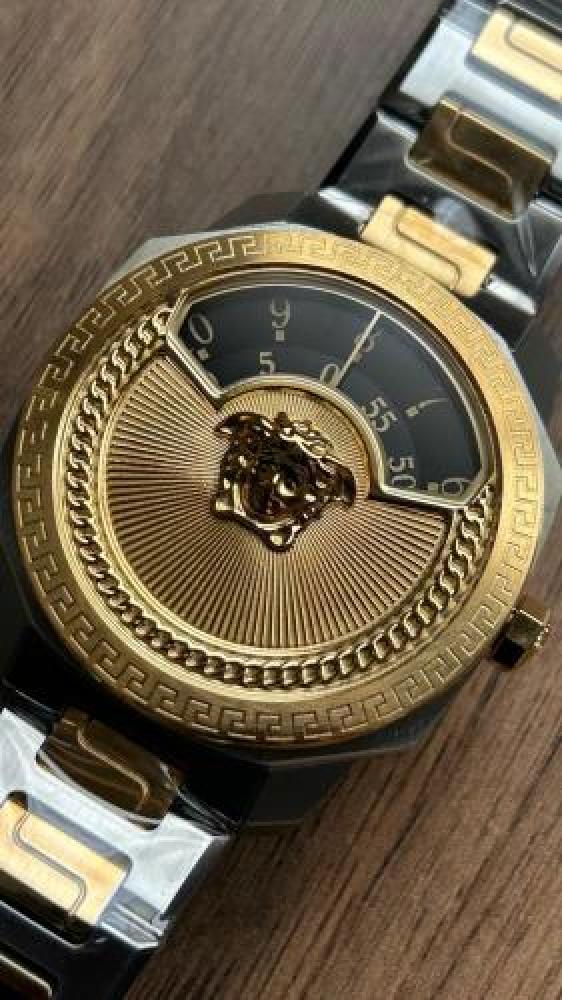 First grade men's Versace watch
