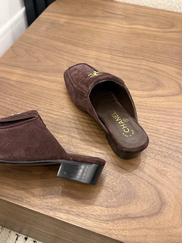 CHANEL SLIDES