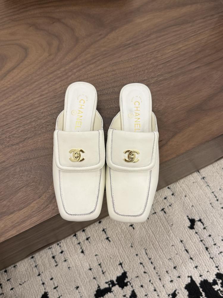 CHANEL SLIDES