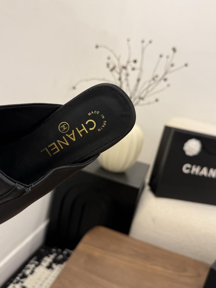 CHANEL SLIDES