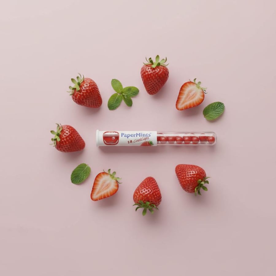 Peppermint flavored mouth capsules with strawberry flavor to refresh breath and eliminate bad breath - one capsule