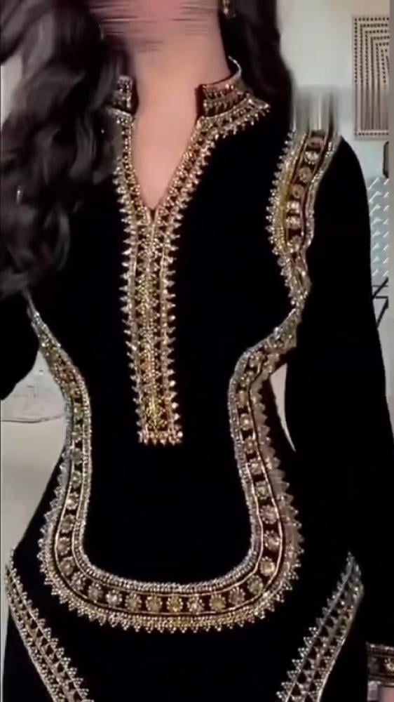 فستان سهرة ملكي أسود بتطريز هندسي ذهبي