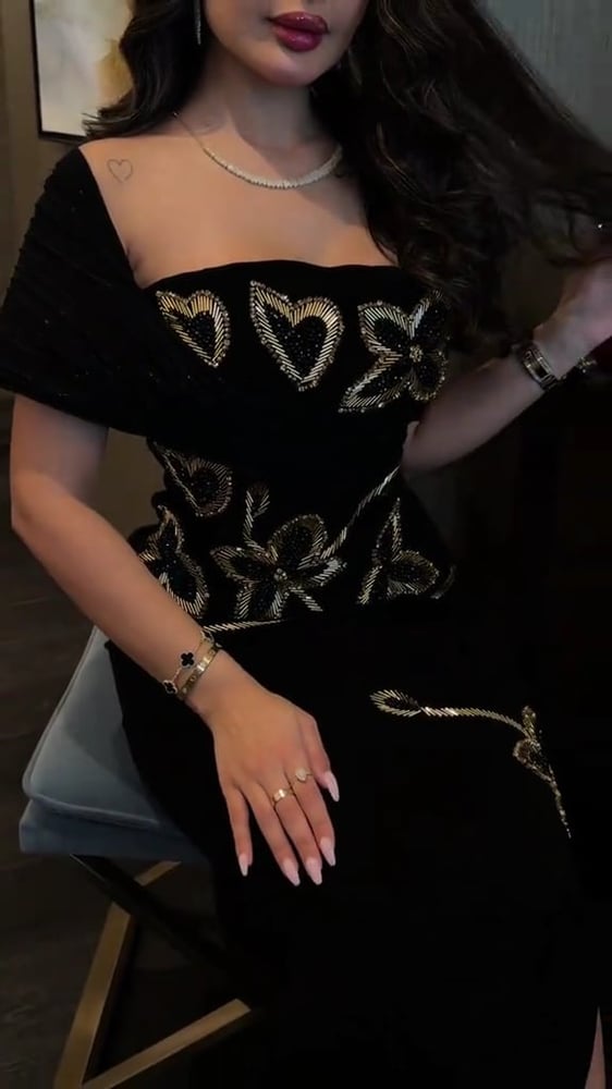 فستان سهرة باللون الأسود الفاخر