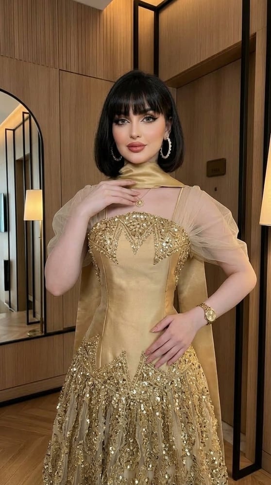 فستان سهرة فاخر باللون الذهبي