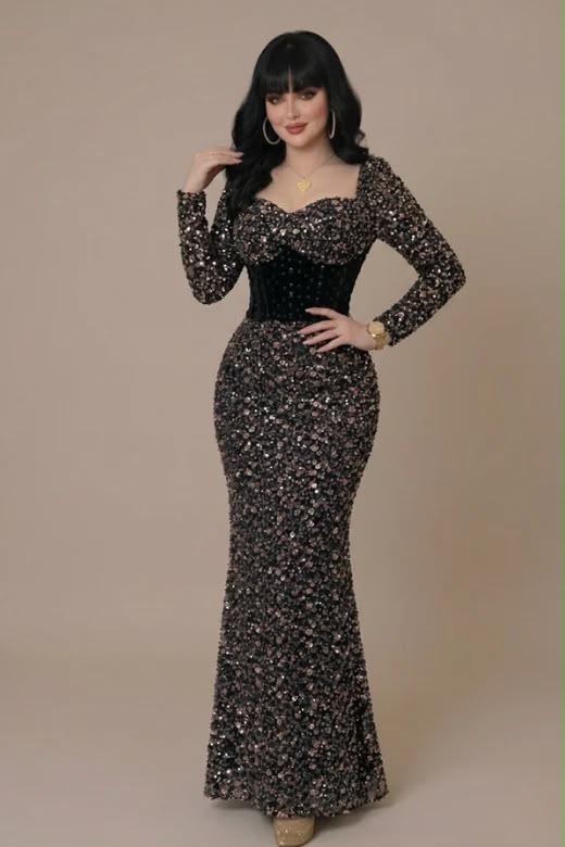 فستان سهرة فاخر يجمع بين الرقي والجاذبية، بتصميم مجسّم يبرز جمال القوام وأنوثته.