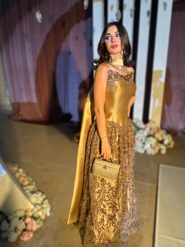 فستان سهرة فاخر باللون الذهبي