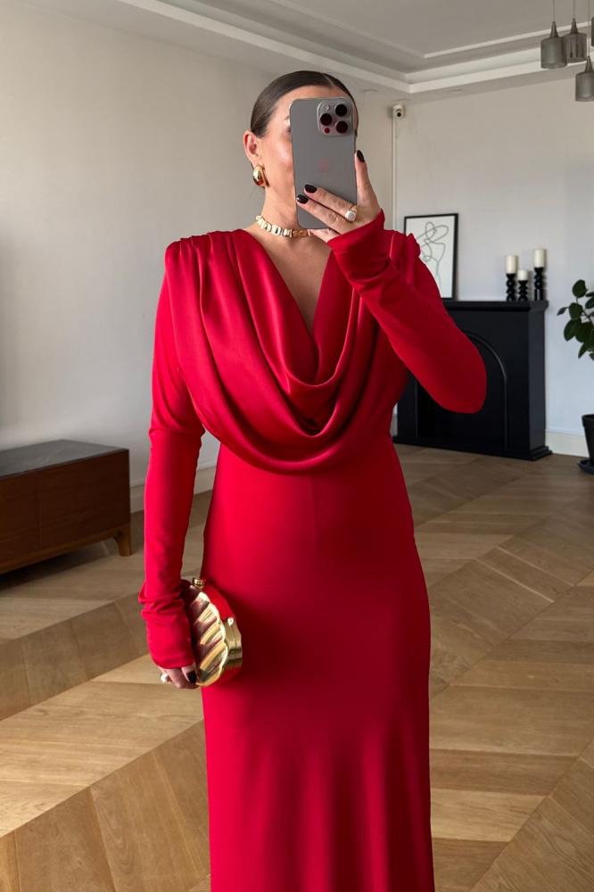 Long dress in an attractive red color, with a dropped neckline at the chest and long sleeves, with an elegant and flowing design that gives a sophisticated and luxurious look.