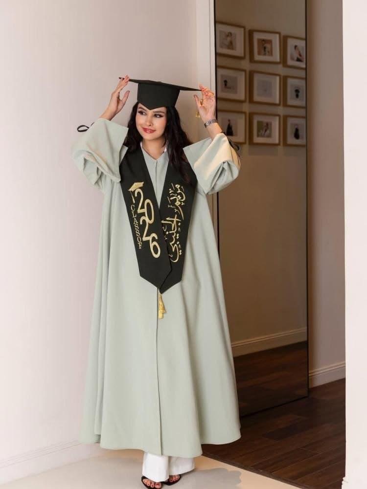 عباية تخرج أخضر ساجي مع وشاح أخضر غامق – تطريز ذهبي