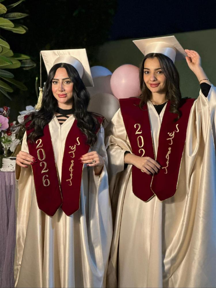 عباية تخرج شكل بشت مع وشاح مخمل أحمر من متجر فرح