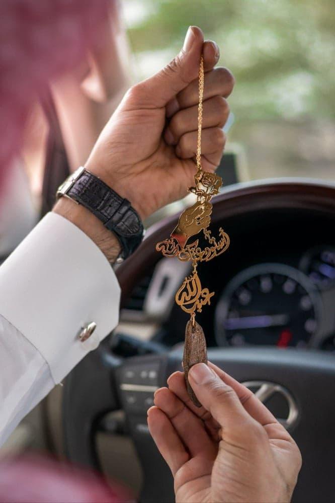 تعليقة السيارة بكسرة عود نحت وردة وأسم متجر فرح