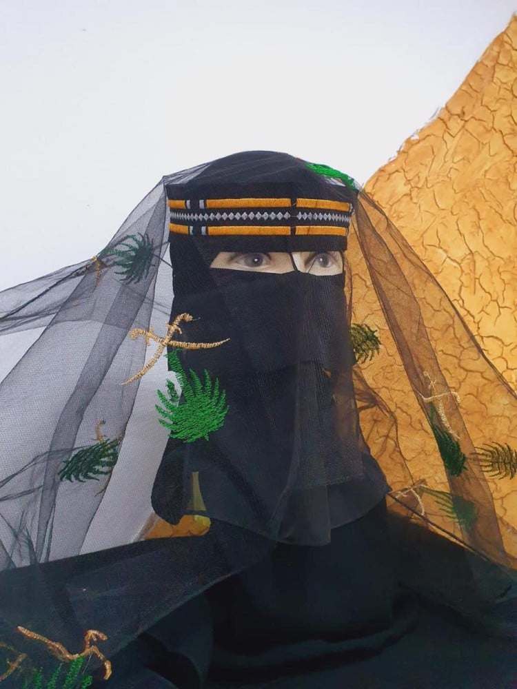 برقع مع طرحة التأسيس