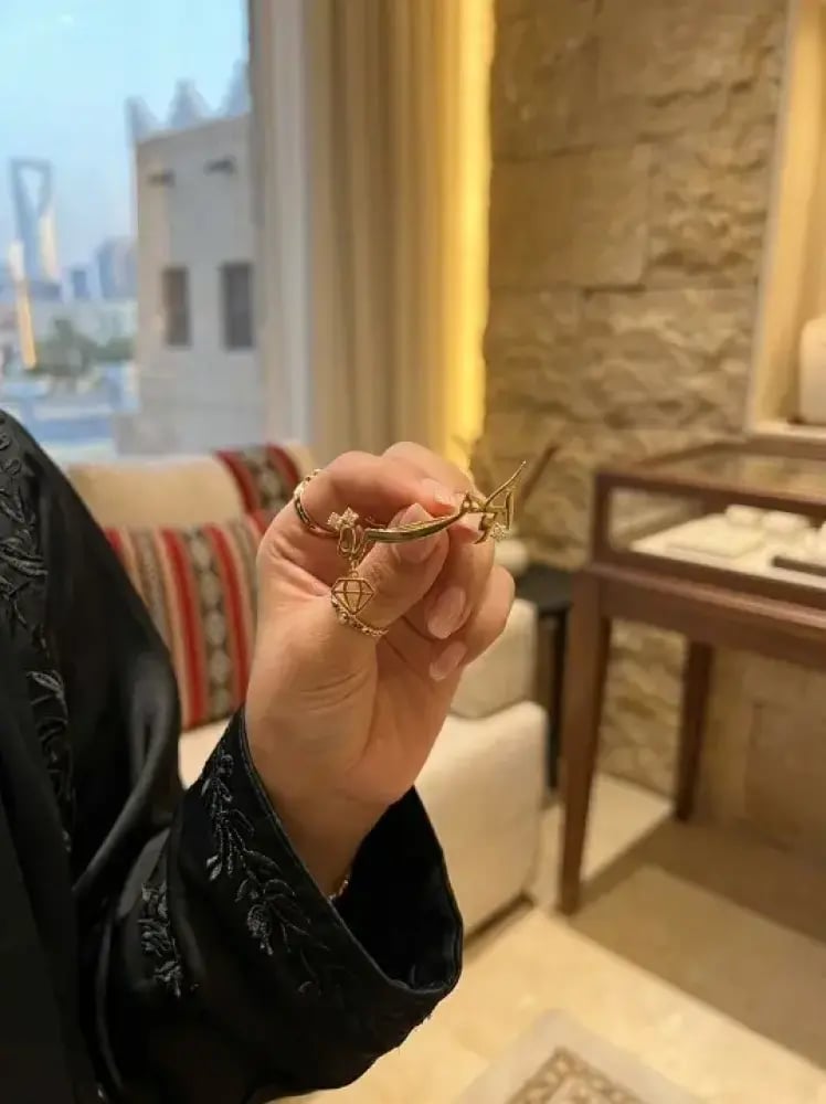 بروش بالاسم مع شكل جوهرة