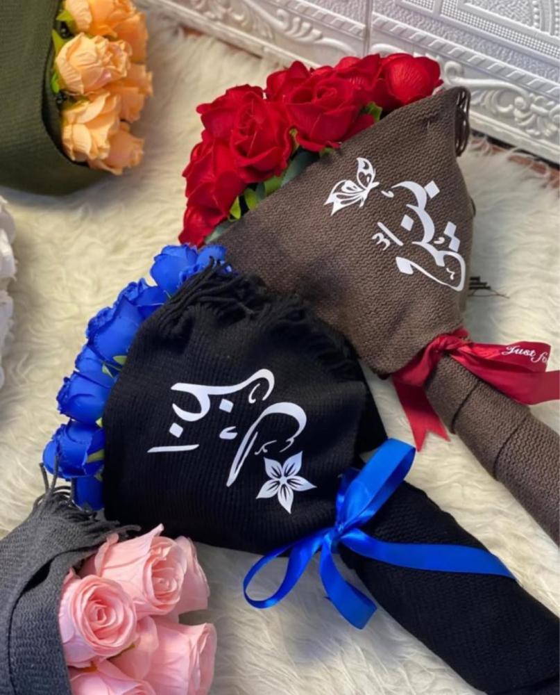 باقة ورد فاخرة مع شال شتوي أنيق