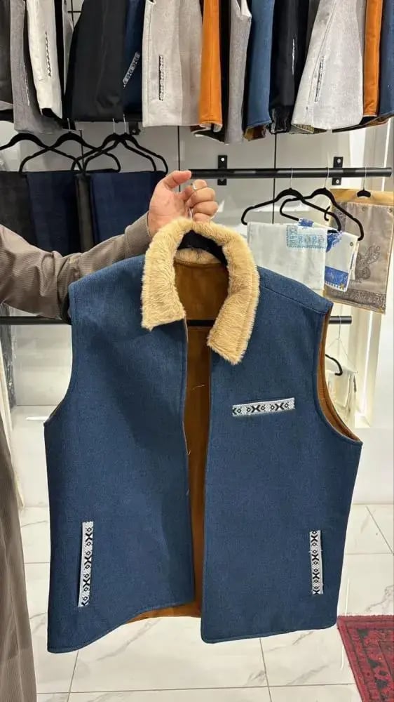 سديري رجالي شتوي أزرق من الجوخ الفاخر بقلاب فرو وجيوب جانبية من أفق