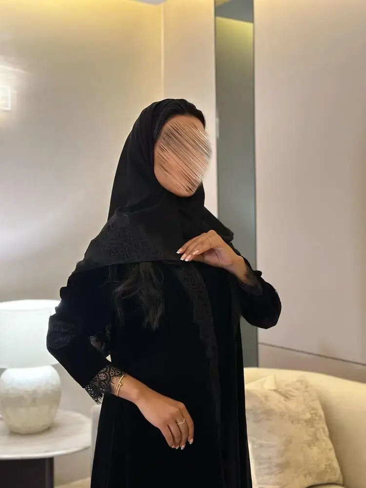 عباية بليزر مخمل أسود بتصميم أنيق يجمع بين الفخامة والعصرية