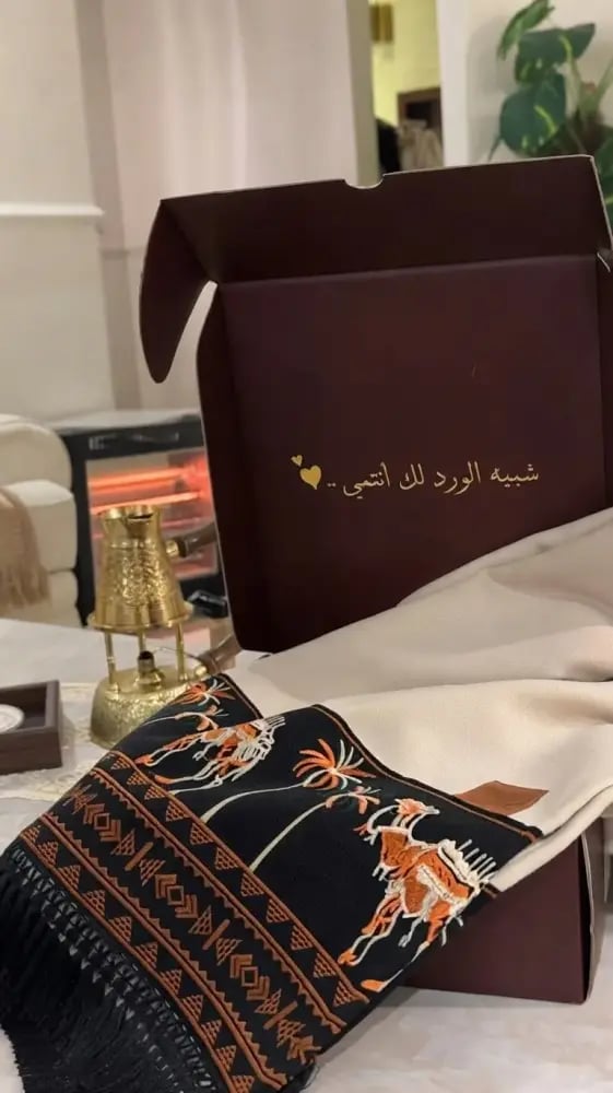 شال مطرز بالجمال والنخيل