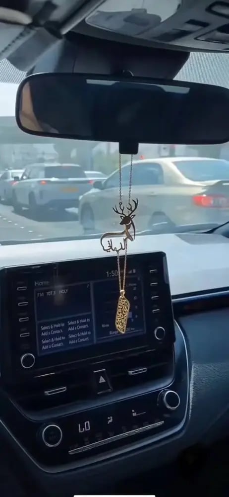 تعليقة سيارة غزال العود الذهبية مع قطعة من العود الطبيعي الفاخر من أفق