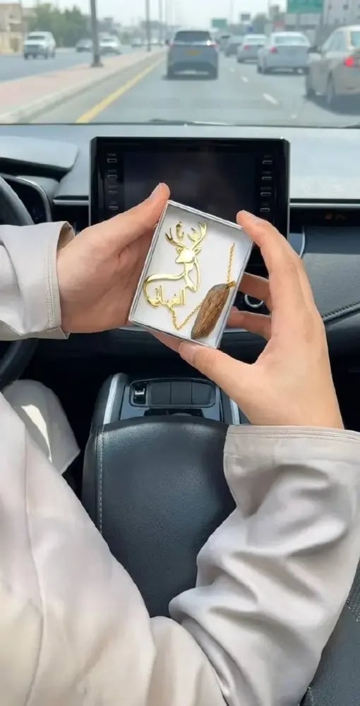 تعليقة-سيارة-غزال-العود-متجر-أفق