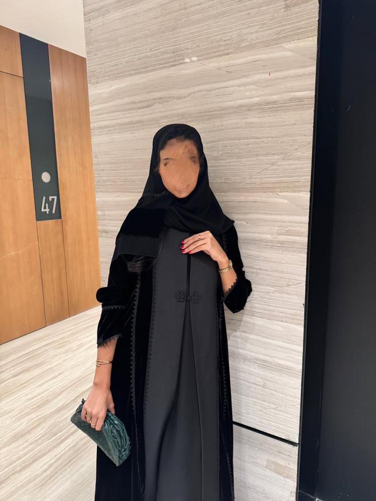 عباية شتويه مخمل مع كريب اسود