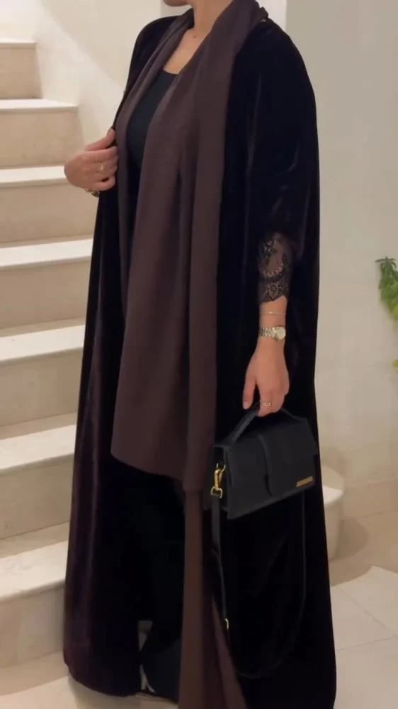 عباية شتويه مخمل بني مع دانتيل اسود