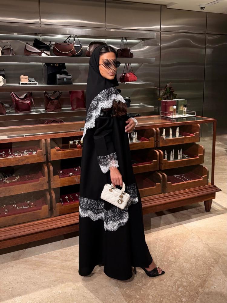 عباية نص كلوش بدانتيل راقي وتفاصيل مميزة-متجر ثراء