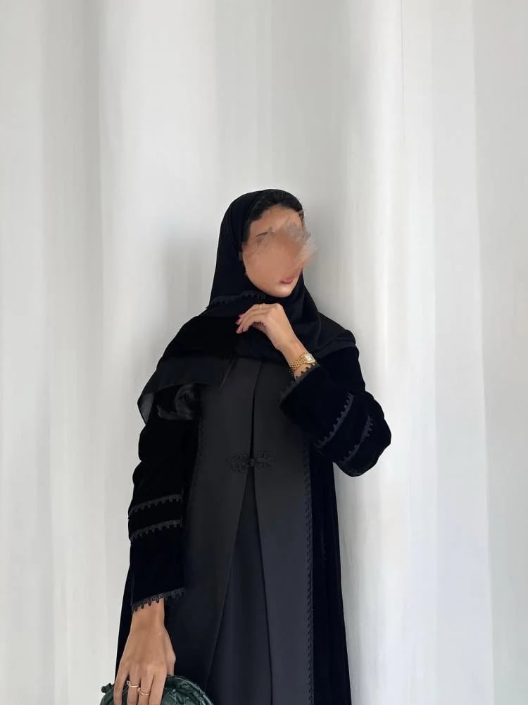 عباية شتويه مخمل مع كريب اسود