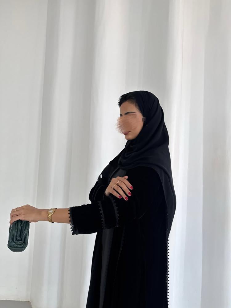 عباية شتويه مخمل مع كريب اسود