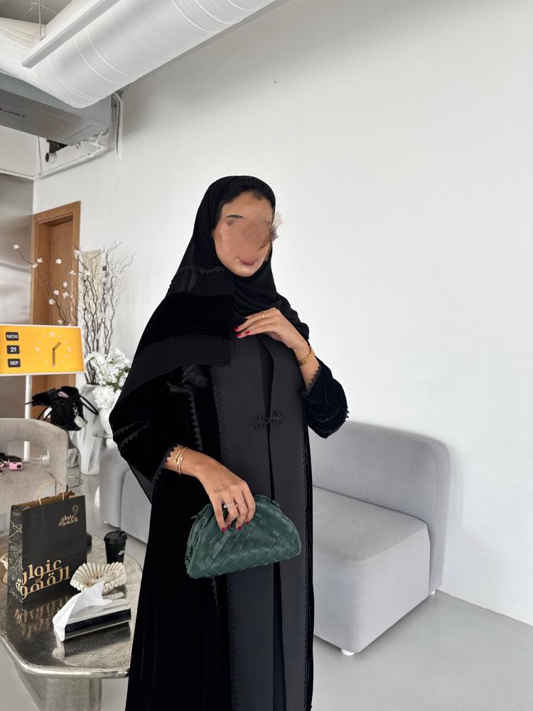 عباية شتويه جديده مخمل اسود مع كريب اسود-متجر ثراء