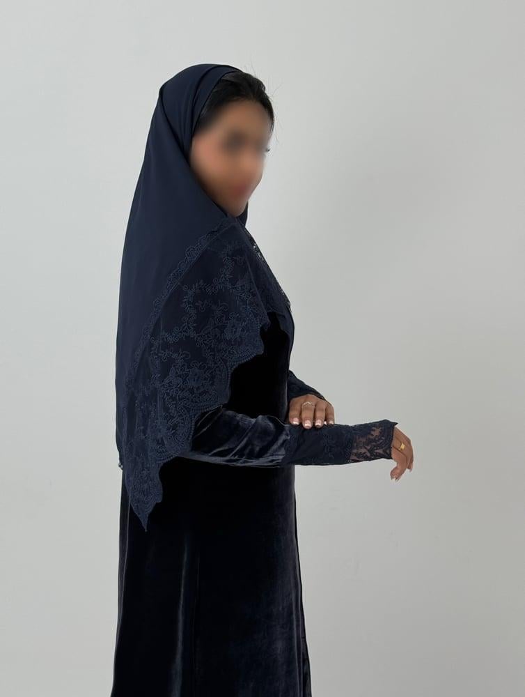 عباية مخمل ياباني مع دانتيل مطرز