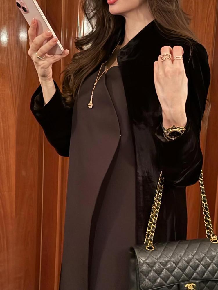 عباية شتويه بليزر بقماش باربي مع مخمل