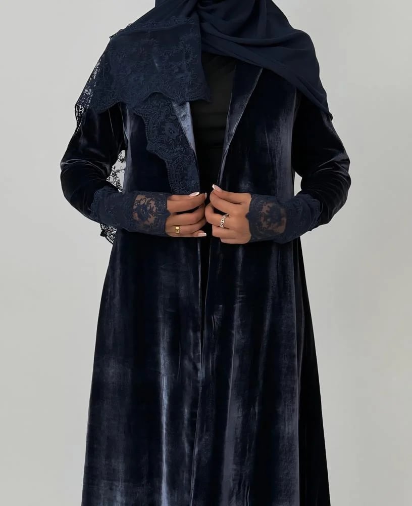 عباية مخمل ياباني مع دانتيل مطرز