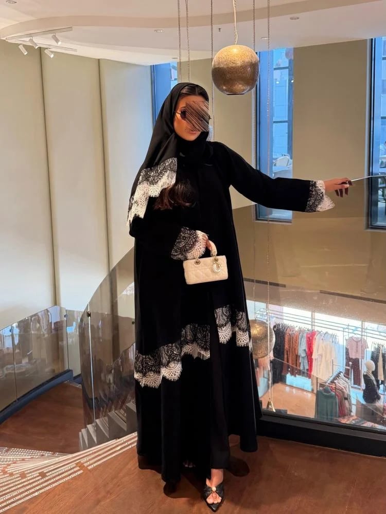 عباية نص كلوش بدانتيل راقي وتفاصيل مميزة-متجر ثراء
