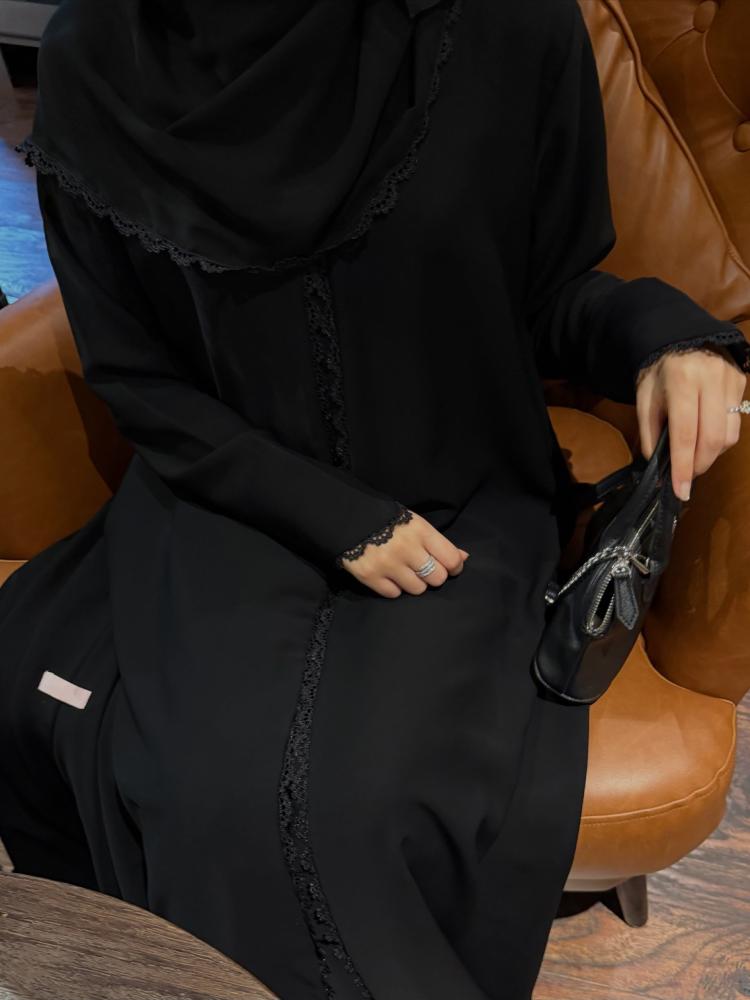 عباية عملية وانيقة بتفاصيل ناعمة-متجر ثراء
