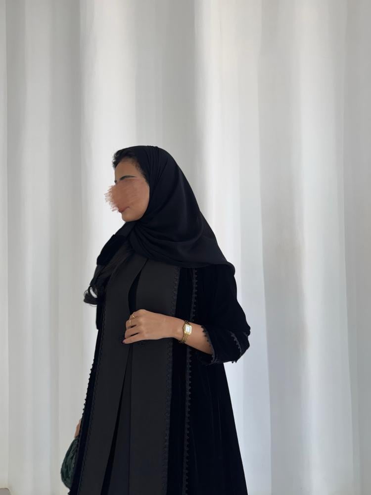 عباية شتويه جديده مخمل اسود مع كريب اسود-متجر ثراء