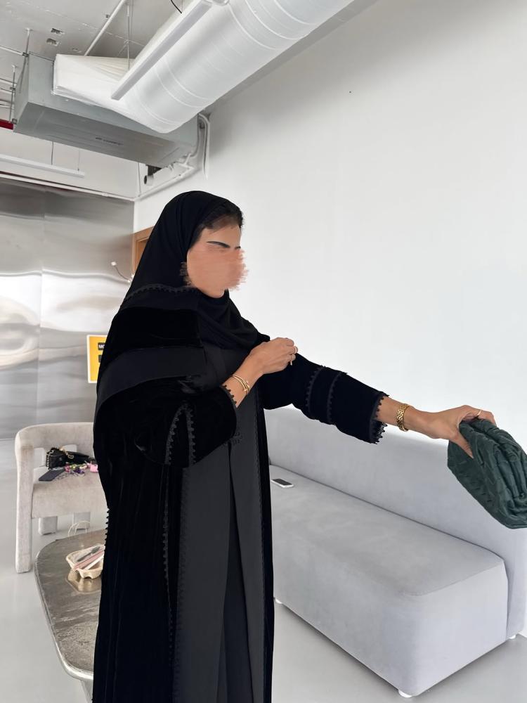 عباية شتويه مخمل مع كريب اسود