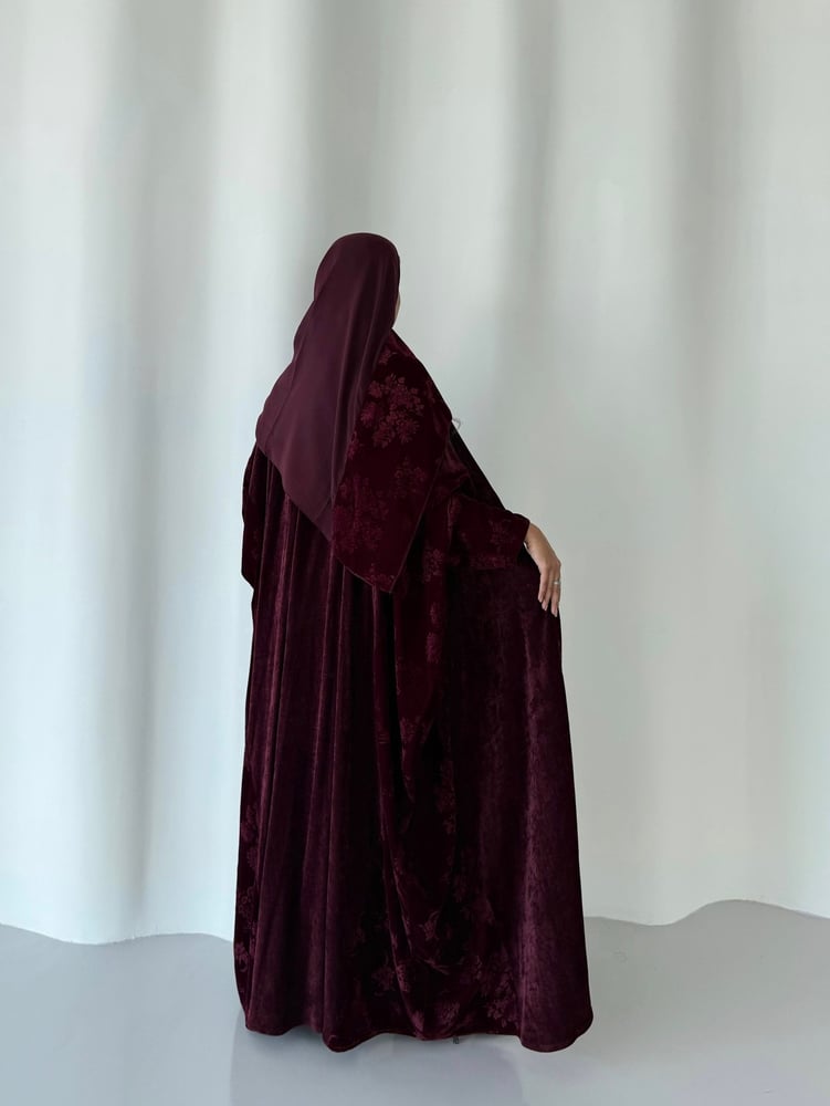 عباية مخمل بقصة بشت مناسبه للشتاء