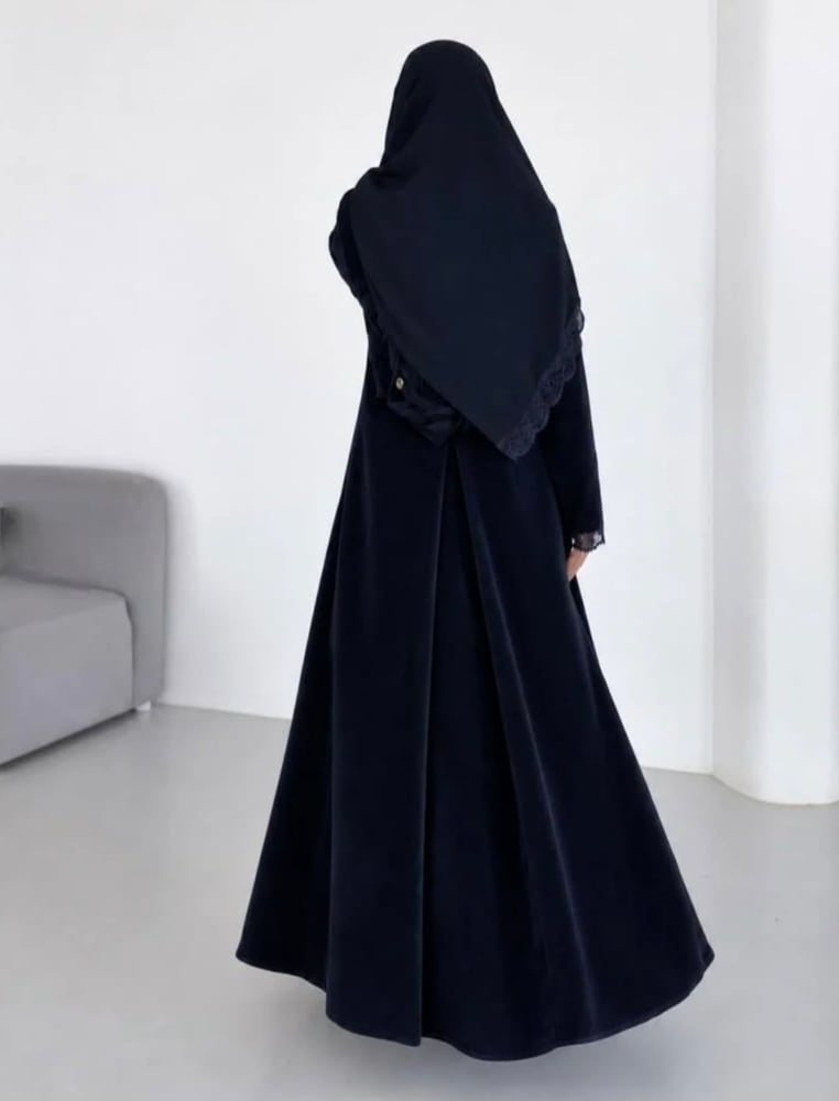 عباية بليزر مخمل شتوي بتصميم جدید